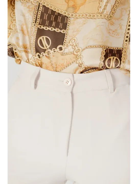 Weiße Hosen mit Kettendesign Oberteil