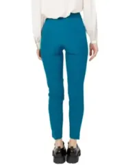 Türkise Leggings, schwarze Absätze, Frau.