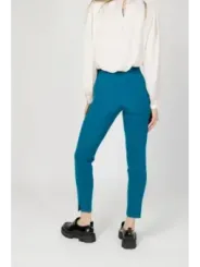 Türkise Cropped-Jeans, weiße Bluse