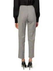 Frau in Sandro Ferrone Hosen