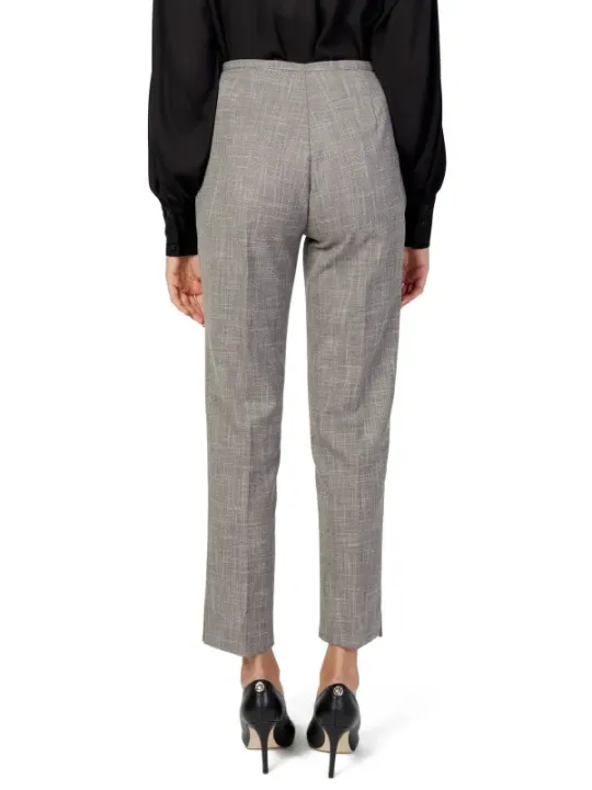 Frau in Sandro Ferrone Hosen