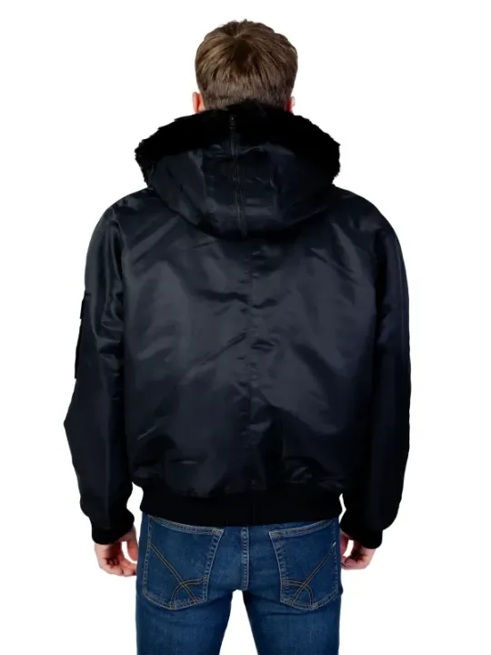 Schwarze Winterjacke mit Kapuze