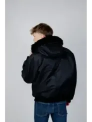 Schwarze Winterjacke mit Kapuze