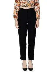 Schwarze Hose, florale Bluse tragen