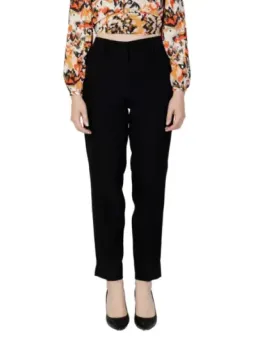 Schwarze Hose, florale Bluse tragen