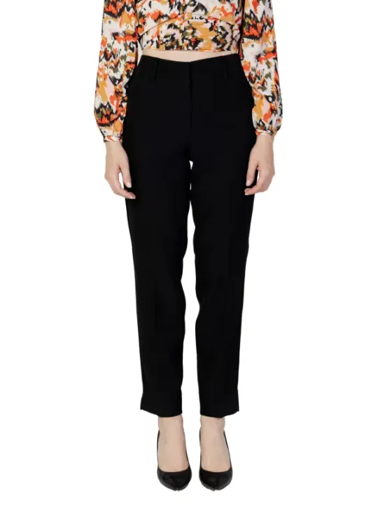 Schwarze Hose, florale Bluse tragen