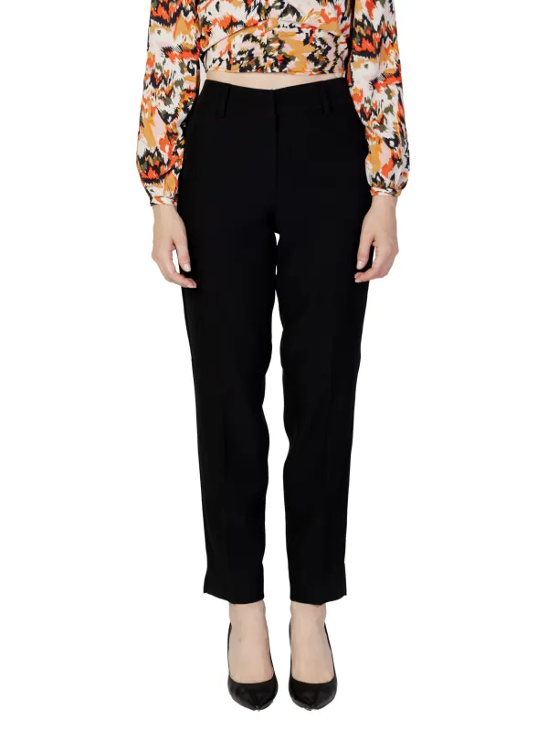 Schwarze Hose, florale Bluse tragen