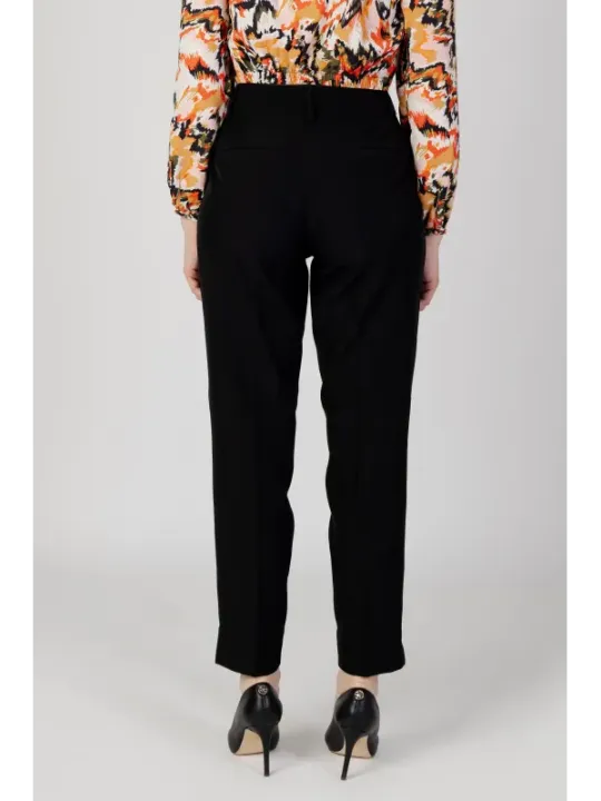 Professionelle Frau in farbenfrohem Outfit