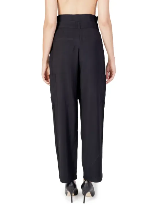 Schwarze Stoffhose und High Heels