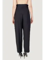 Schwarze, hochtaillierte, konische Vila Hose