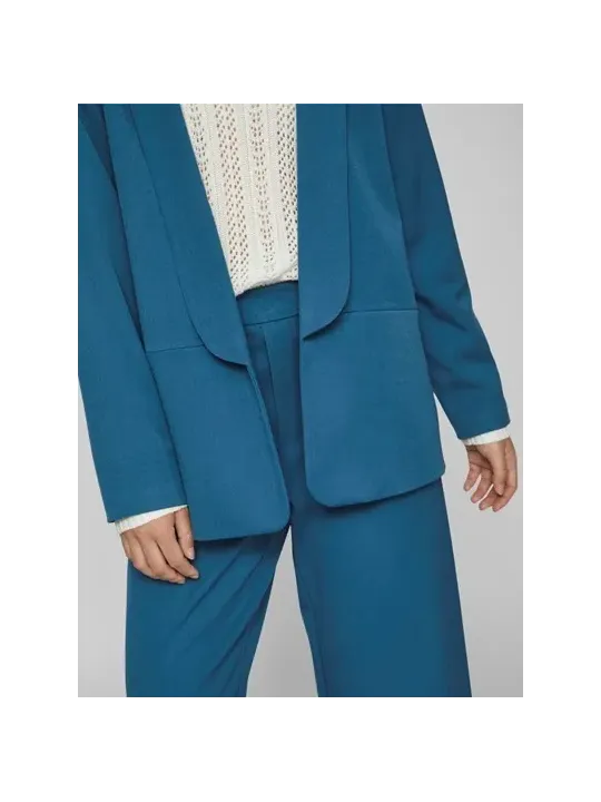 Blauer Hosenanzug mit weißem Pullover