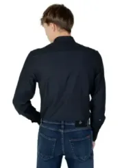 Mann trägt schwarzes Hemd Jeans