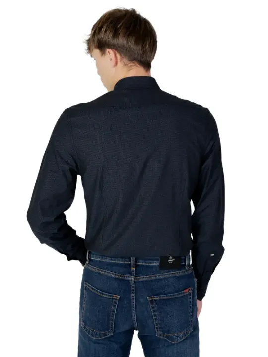 Mann trägt schwarzes Hemd Jeans