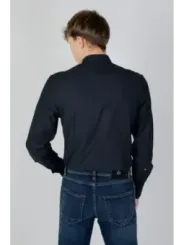 Mann trägt Antony Morato Hemd