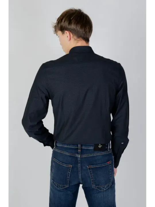 Mann trägt Antony Morato Hemd