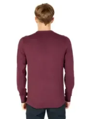 Mann trägt roten Pullover hinten