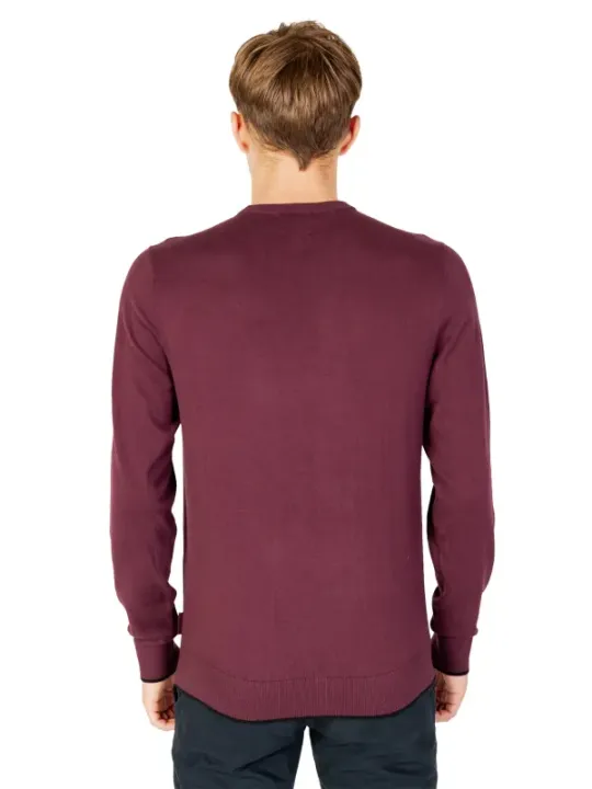 Mann trägt roten Pullover hinten