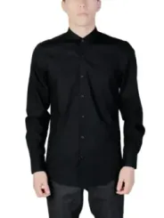 Mann trägt schwarzes Antony Morato Hemd