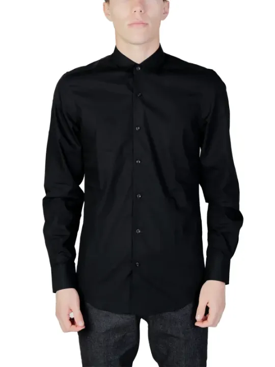 Mann trägt schwarzes Antony Morato Hemd