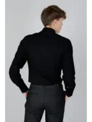 Schwarzes Hemd, graue Hose Mann