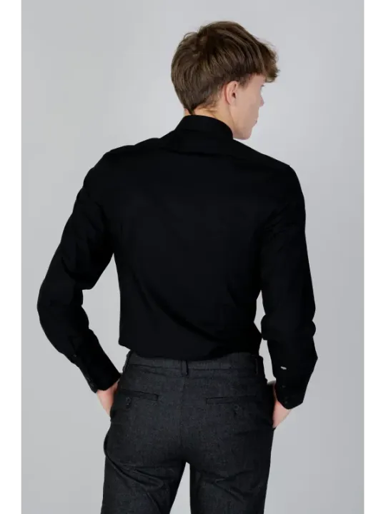 Schwarzes Hemd, graue Hose Mann