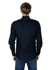 Schwarzes Hemd mit Jeans