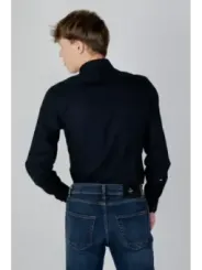 Mann trägt schwarzes Antony Morato Hemd