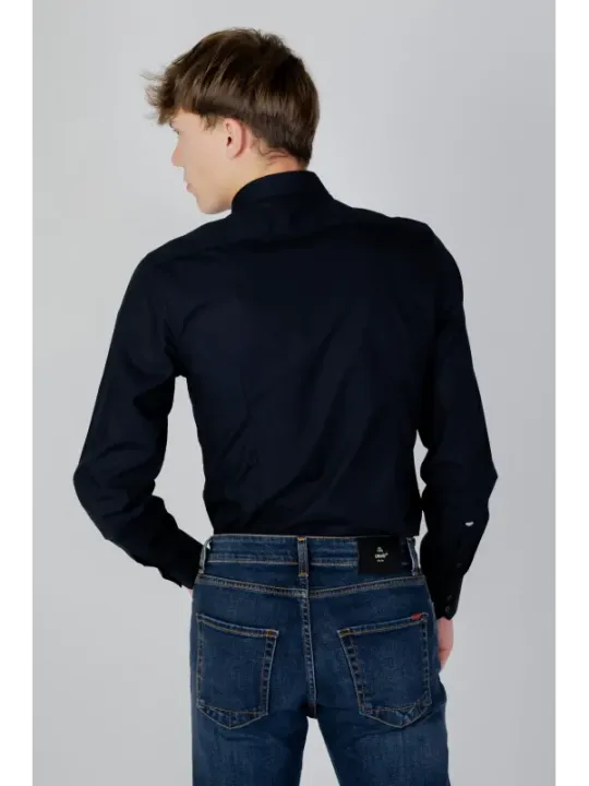 Mann trägt schwarzes Antony Morato Hemd