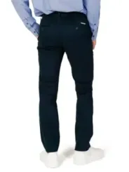 Schwarze Hose mit weißen Sneakern