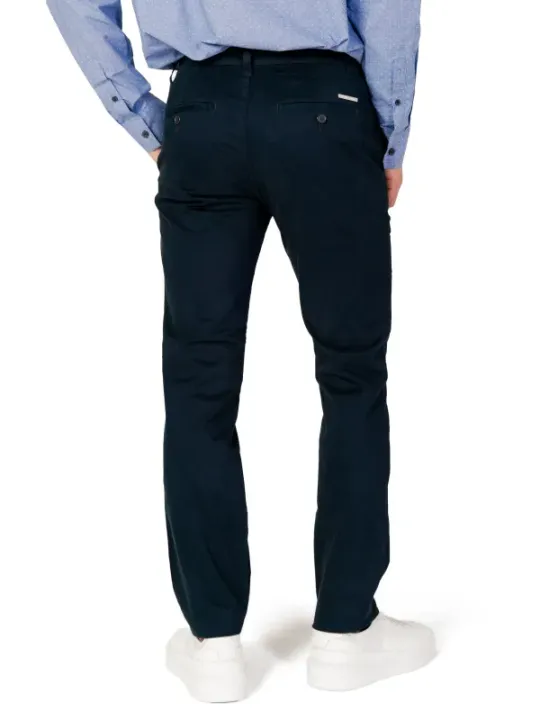 Schwarze Hose mit weißen Sneakern