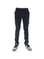 Mann trägt schwarze Cargo-Hose