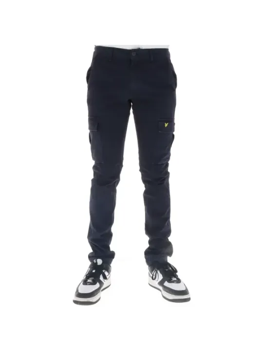 Mann trägt schwarze Cargo-Hose