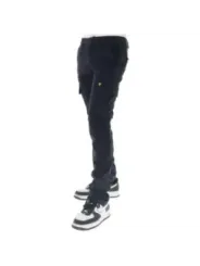 Schwarze Hose und Sneaker