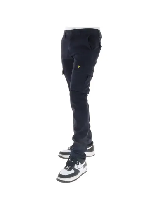 Schwarze Hose und Sneaker