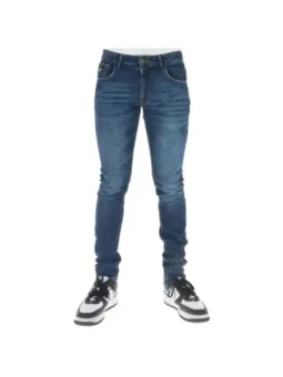 Blaue Jeans und schwarze Sneaker