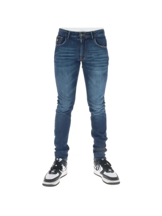 Blaue Jeans und schwarze Sneaker