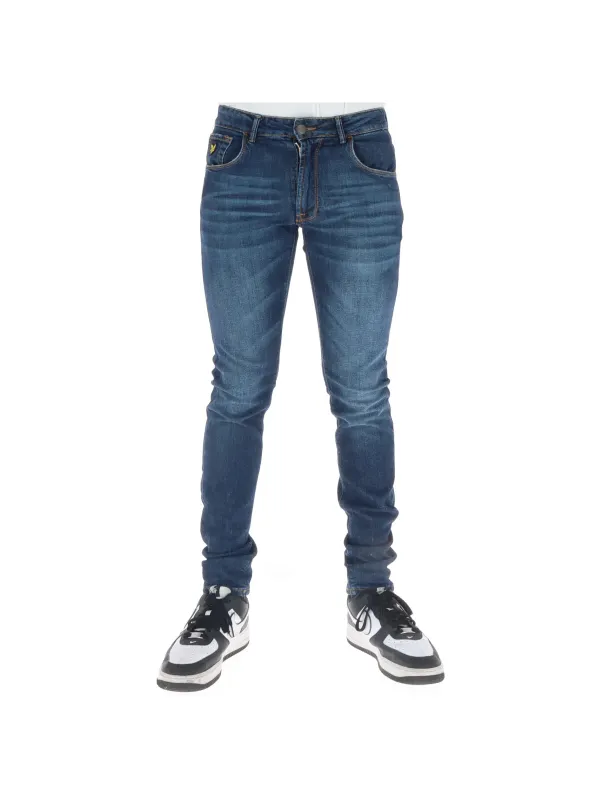 Blaue Jeans und schwarze Sneaker
