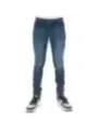 Blaue Jeans und schwarze Sneaker