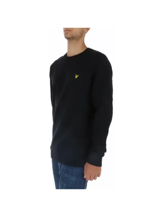 Mann trägt Lyle & Scott Sweatshirt