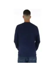 Mann trägt Lyle & Scott Sweatshirt