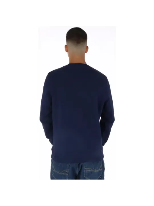 Mann trägt Lyle & Scott Sweatshirt