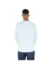 Mann trägt weißes Lyle & Scott T-Shirt