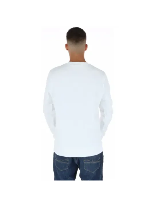 Mann trägt weißes Lyle & Scott T-Shirt