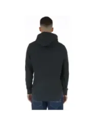 Mann trägt Lyle & Scott Sweatshirt