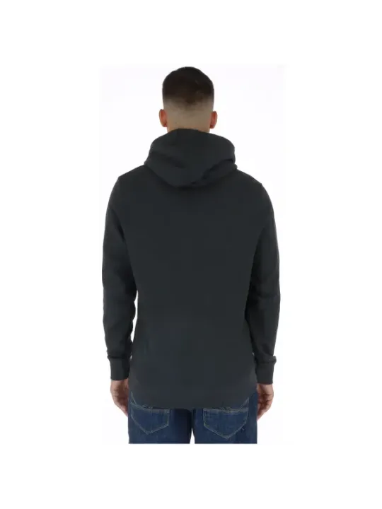 Mann trägt Lyle & Scott Sweatshirt