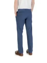 Mann in blauen Hosen steht