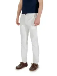 Mann trägt weiße Stoffhosen Schuhe