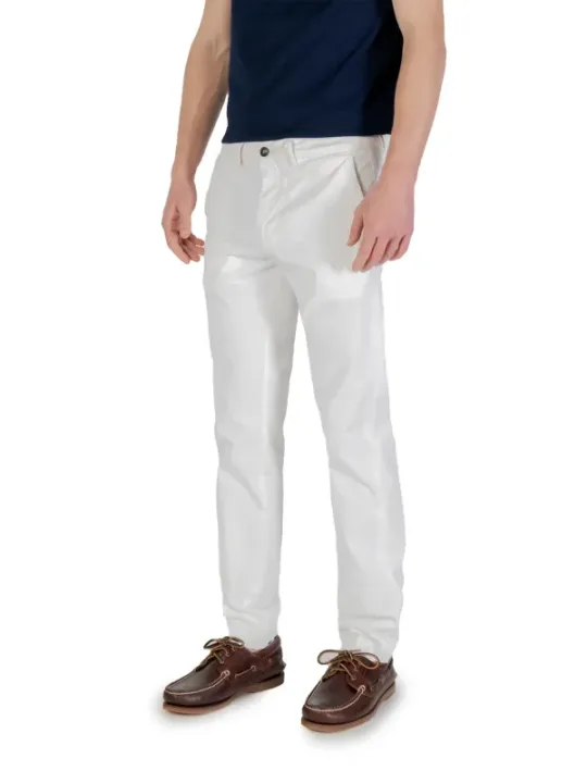 Mann trägt weiße Stoffhosen Schuhe