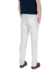 Weiße Stoffhose gerader Schnitt hinten