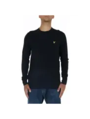 Mann trägt Lyle & Scott Pullover
